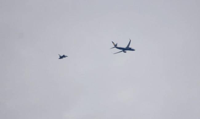 Συναγερμός σε πτήση της Ryanair -Μαχητικά της RAF συνόδευσαν το αεροπλάνο